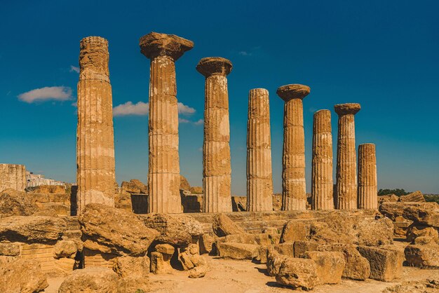 Colonnada de columnas de piedra en Agrigento