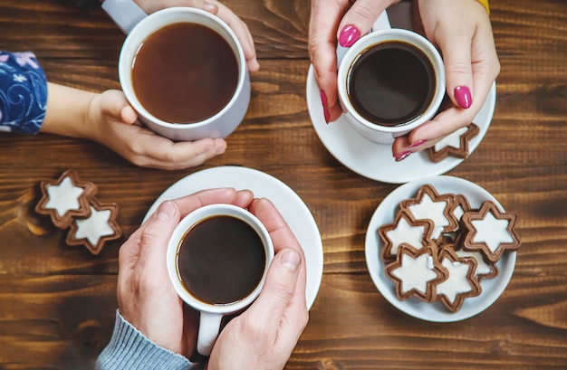 Coloque a bebida para o café da manhã nas mãos da família. Foco seletivo.