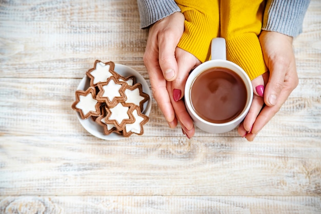 Coloque a bebida para o café da manhã nas mãos dos amantes. Foco seletivo.