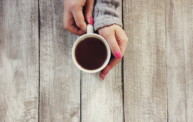 Coloque a bebida para o café da manhã nas mãos dos amantes. foco seletivo.