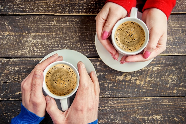 Coloque a bebida para o café da manhã nas mãos dos amantes. foco seletivo.