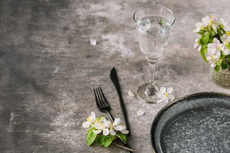Foto coloque a configuração da mesa com flores e galhos de macieiras