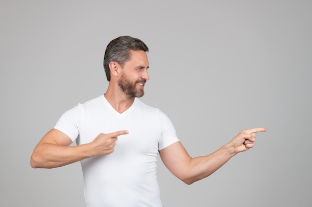 Coloque el anuncio aquí. Hombre feliz señalando con el dedo. Anuncio publicitario. Su anuncio en todas partes, copie el espacio