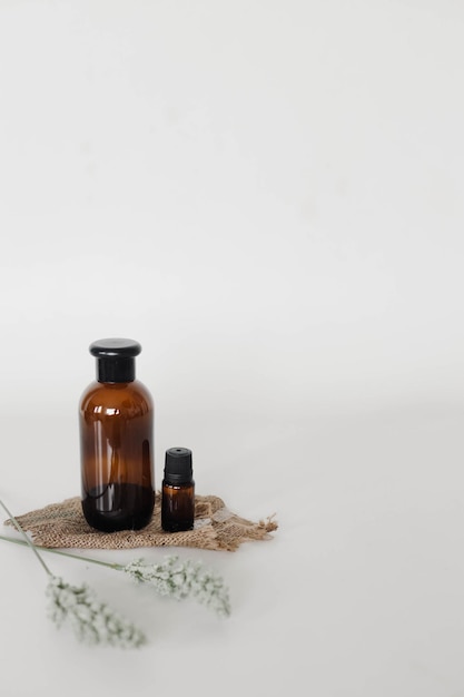 coloque botellas cosméticas en un embalaje de estilo minimalista simulado para el cuidado de la piel spa y tratamiento corporal