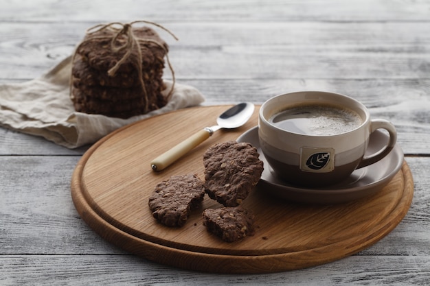 Coloque comida. Biscoitos de aveia e café no café da manhã