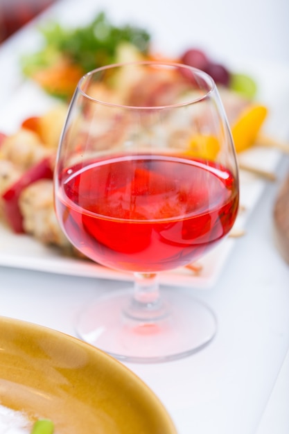 Coloque em uma taça de vinho tinto sobre a mesa.