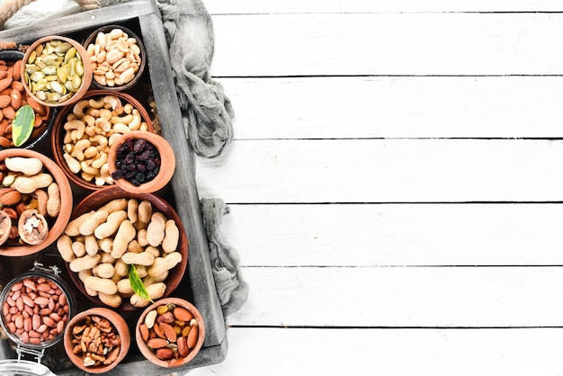 Foto coloque nueces y frutos secos en una caja de madera vista superior espacio libre para su texto