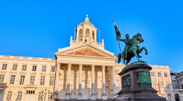 Coloque Royale com Godefroid Statue em Bruxelas, Bélgica