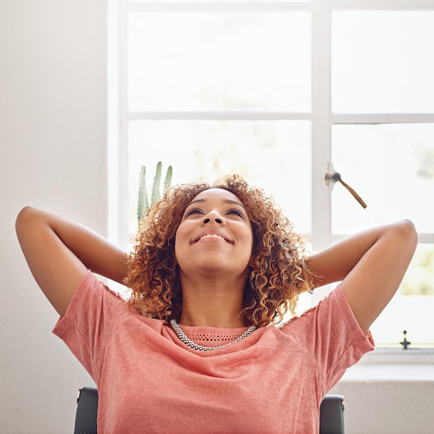 Foto coloque-se no estado de espírito certo foto de um jovem designer parecendo relaxado no trabalho