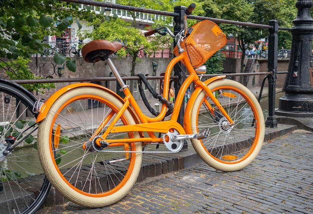 Color amarillo de la bicicleta bloqueado en un carril del canal del río en la ciudad de Utrecht Holanda