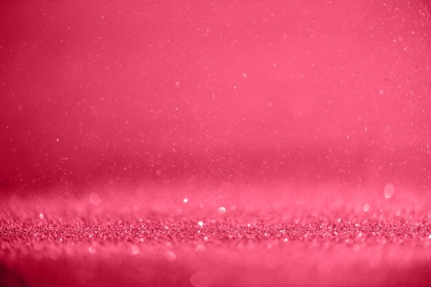 Color del año 2023 Las lentejuelas rosas Viva Magenta caen sobre un fondo negro