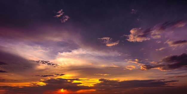 El color y la belleza del cielo al atardecer.