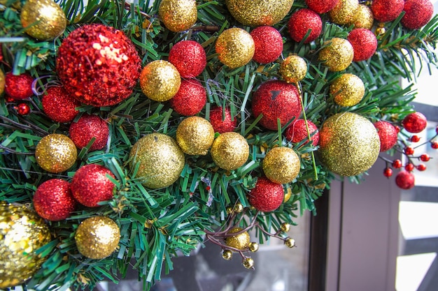 Color de la bola de navidad e iluminación del árbol de navidad.