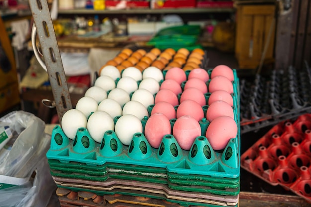 Color huevo fondo siglo huevos en mercado tailandia dos colores huevo fondo marrón y rosa huevo para