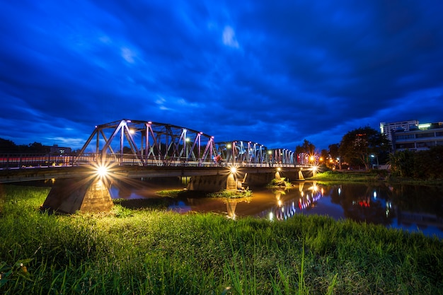 El color de las luces en el Puente de Hierro en dos horas en Chiang Mai, Tailandia.