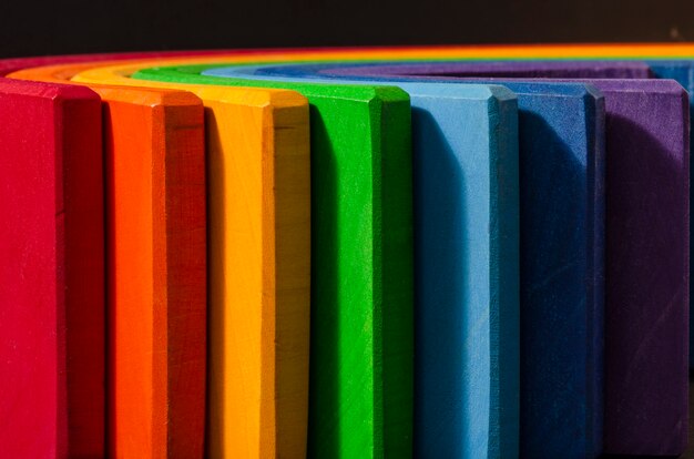 Foto color de madera que apila el sistema educativo del juguete de los niños de los niños de la forma del arco iris.