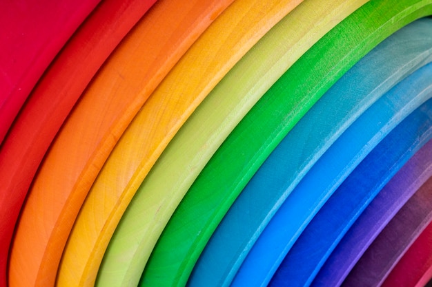 Foto color de madera que apila el sistema educativo del juguete de los niños de los niños de la forma del arco iris.