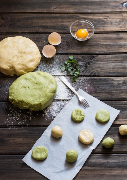 Color de la masa. Galletas de menta. Galletas De Naranja. Proceso de cocción. Concepto de año nuevo Navidad