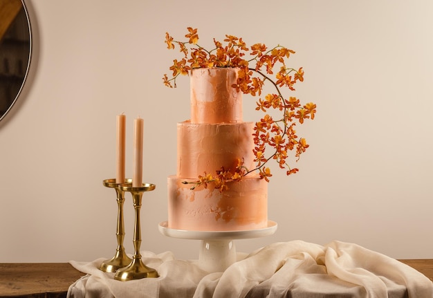 El color melocotón es el soporte de la tarta de boda.