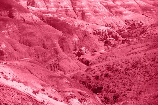 Color de moda del año Viva magenta entonado vista aérea de aviones no tripulados de la forma de relieve erosionada de las montañas de altai