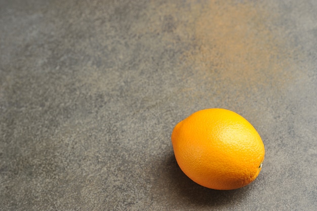 Color naranja naranja madura sobre un fondo gris