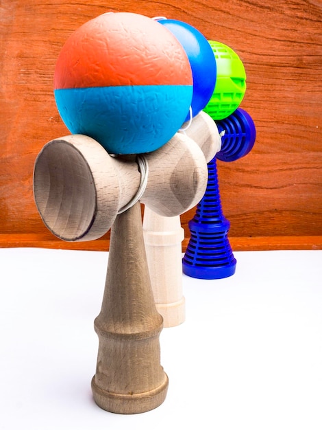 El color original Kendamas Juguete tradicional de madera japonés para niños