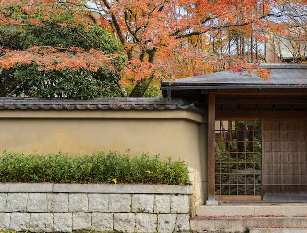 Color otoñal del jardín japonés en Kioto, Japón.