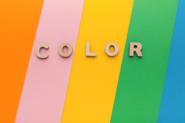 Color de la palabra sobre fondo de colores brillantes. Espectro de arco iris, concepto de alegría