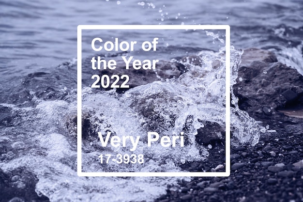 El color Pantone de 2022 es Very Peri. Paisaje. Mar y surf. Fondo natural.