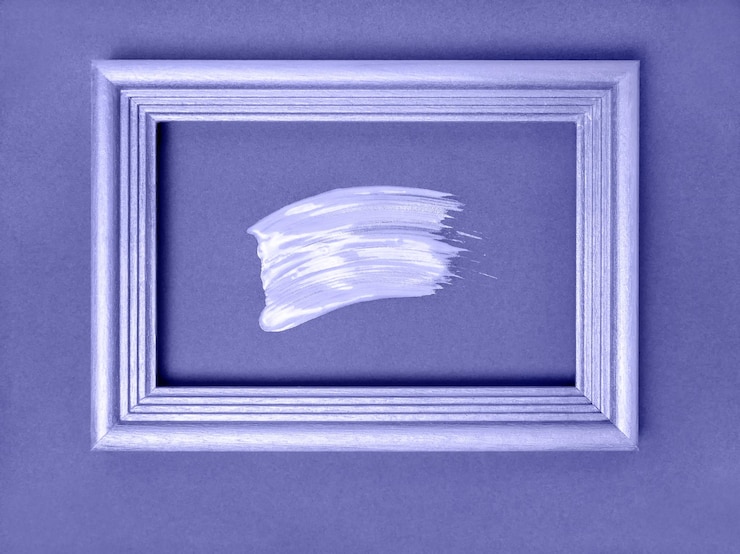 Foto el color del trazo de pincel 2022 very peri con pintura en un marco sobre un fondo de papel púrpura