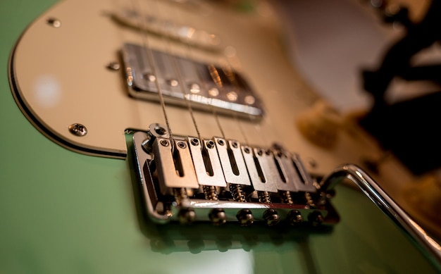 Color verde de guitarra eléctrica en la tienda de música.