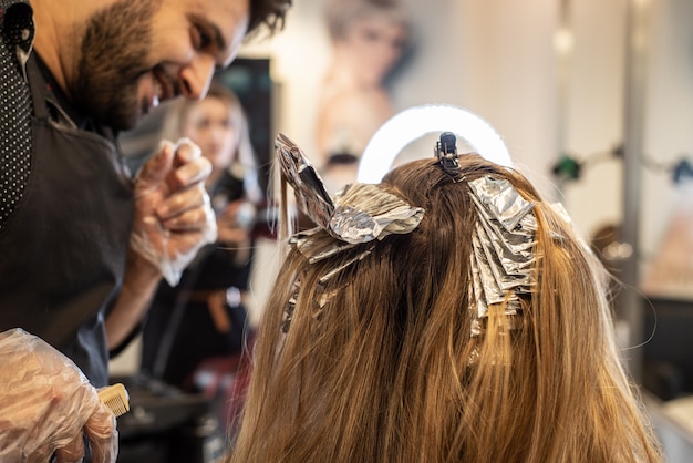 Foto coloración del cabello en la peluquería