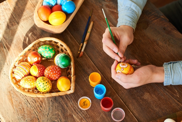 Coloración manual de huevos de Pascua