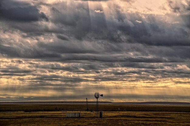 Foto colorado-ebene mit sturmwolken und windmühle