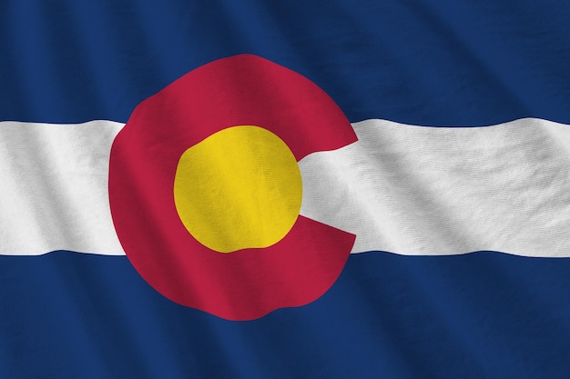 Colorado US-Staatsflagge mit großen Falten, die unter dem Studiolicht im Innenbereich des offiziellen Sy winken