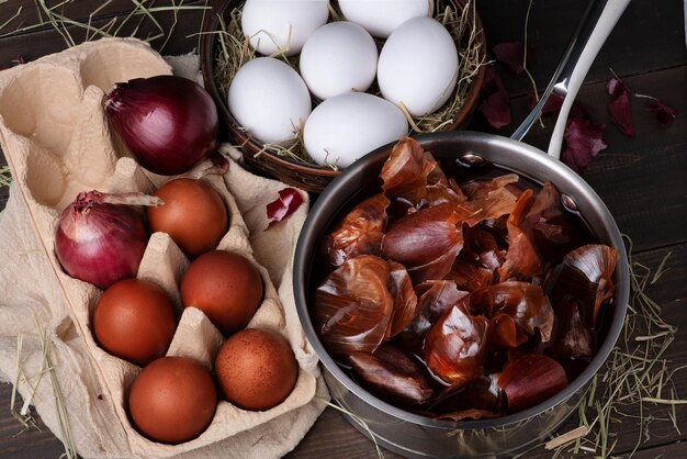 Colorear huevos de gallina para Pascua con pieles de cebolla.