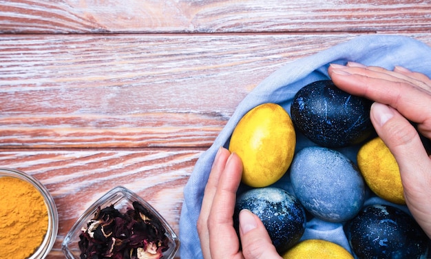 Colorear huevos para la Pascua con colorante de alimentos naturales cúrcuma y té de hibisco en casa