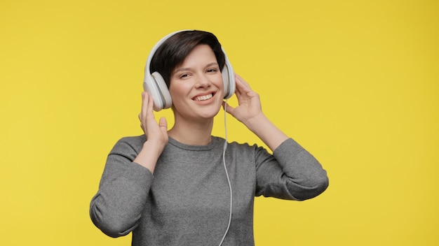 Colores del año 2021 con el último gris e iluminadora joven con auriculares