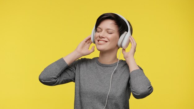 Colores del año 2021 con el último gris e iluminadora joven con auriculares