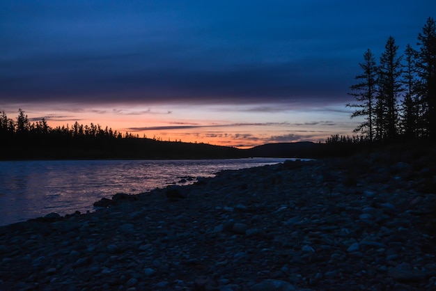 Colores del atardecer en el río