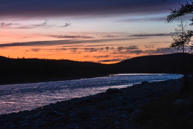 Colores del atardecer en el río