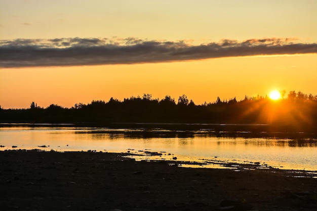 Colores del atardecer en el río