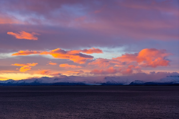 Los colores del atardecer sobre el hielo del invierno en la montaña Vestrahorn en la península de Stokksnes, Hofn, Islandia