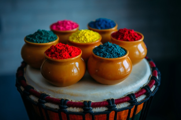 Colores brillantes para el festival holi indio en vasijas de barro