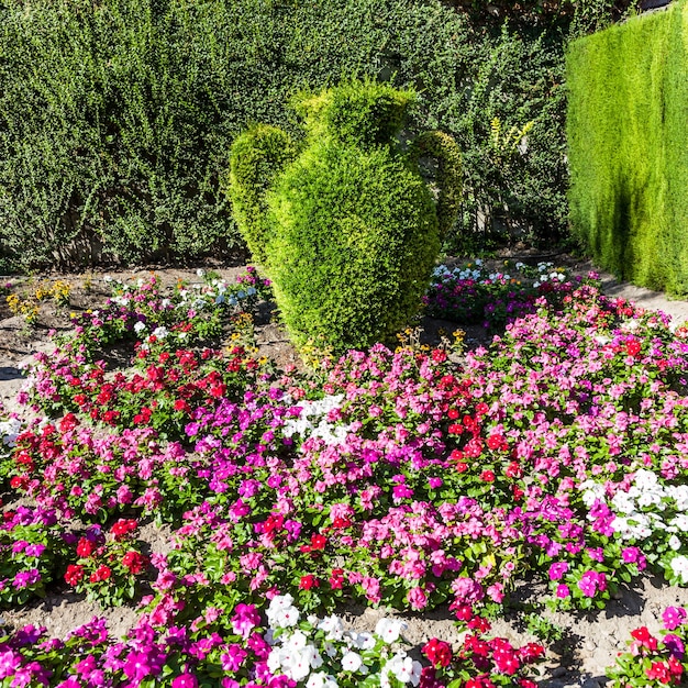 Colores brillantes en esta fotografía de un lujoso jardín italiano