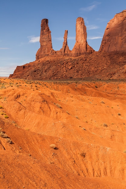 Colores complementarios azul y naranja en esta vista icónica de Monument Valley, EE. UU.