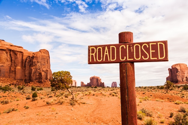 Colores complementarios azul y naranja en esta vista icónica de Monument Valley, EE. UU.