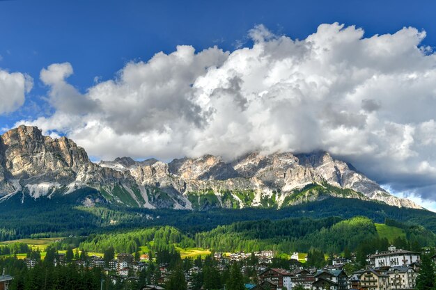 Colores de las Dolomitas en las Funes vista del valle en el Tirol del Sur Italia Montañas de hierba verde y cielo azul Verano