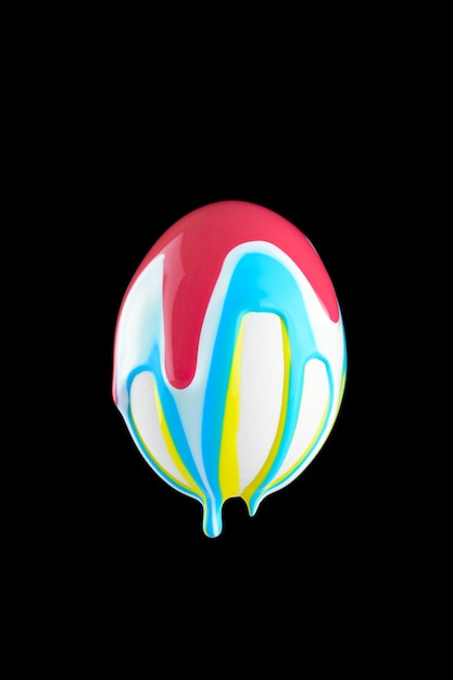 Colores empapados de huevo blanco