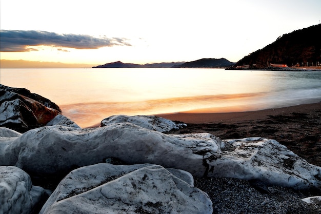 colores y luces increíbles para una romántica puesta de sol sobre el mar en Liguria